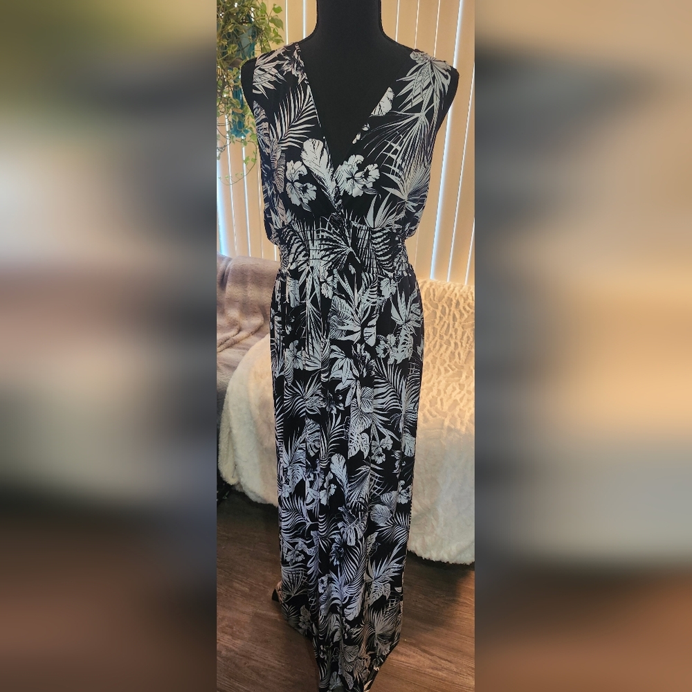 Black and White Tropical Print Maxi Dress